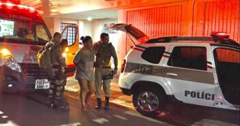 Justiça solta mulher que matou marido a facadas em SC: ‘legítima defesa’