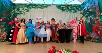 Estudantes assistem a apresentação de musical “Alice no País das Maravilhas”