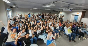 EVENTO FOCADO NO JOVEM TRABALHADOR APRESENTOU ALTERNATIVAS E CAMINHOS PROFISSIONAIS PARA ESTUDANTES DE ITAJAÍ