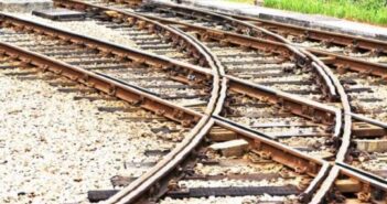 Homem pega no sono em cima de trilho e é atropelado por trem em SC