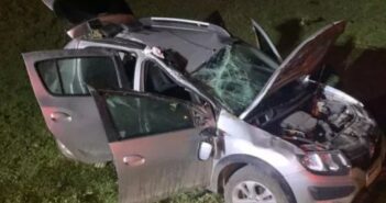 Carro capota, cai em ribanceira e passageira vai parar no porta-malas