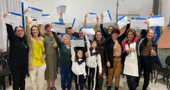 Alunos do projeto de cerâmica recebem certificado