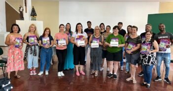 Educação entrega livros didáticos e tablets para professores de Arte em Itapema