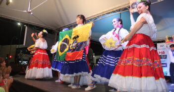 Desfile e apresentações marcam o início do 6º Encontro Internacional de Etnias em Itapema