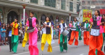 Depois de três anos, o tradicional Desfile Cívico em comemoração a Independência do Brasil voltou a ser realizado em Itapema. Autoridades, escolas, e entidades mostram o amor a pátria e emocionaram o público presente na Avenida Nereu Ramos, no Bairro Meia Praia. A abertura foi com a Banda Municipal seguida e 23º Batalhão de Infantaria do Exercito em Blumenau, o Colégio Policial Militar Feliciano Nunes, Polícia Militar, Corpo de Bombeiros, Guarda Municipal, Defesa Civil, Secretaria de Saúde, Samu. Este ano o tema da Rede Municipal de Ensino foi Paz como se faz? A Cultura da Paz nas Escolas. Todos os Centros Municipais de Educação Infantil (CMEIs) e as escolas da Rede Municipal de Ensino participaram da atividade. Cartazes, faixas e os alunos vestidos a caráter representavam em detalhes todo conteúdo desenvolvido nas unidades escolares. Além da Banda Municipal, a Banda Maria Mallmann e as fanfarras Francisco Victor Alves, Oswaldo dos Reis, Fanfarra Perna de Pau, Bento Elói Garcia e Maria Linhares ditaram o ritmo do Desfile e alegram a população. Passos sincronizados e a leveza dos grupos coreográficos encantaram a todos, promovendo ainda mais os talento de nossos estudantes. Bandas vindas de outros municípios também contribuíram com o andamento do ato cívico, como as fanfarras José Carlos da Silva e Instrutor Javier. Colégios da Rede Particular como Atlântico, Unificado, Sistema Integrado de Ensino Superação, Anglo Sul também participaram do Desfile. A Associação de Pais e Alunos Especiais – Razão de Viver, AMA Litoral, Rotary Club de Itapema Costa Verdes Mares, Interact Club de Itapema, Escoteiros Tapera dos Carijos, Clube de Desbravadores, Associação Fênix de Artes Marciais, Ministério Motociclismo AMM Brasil, Associação Moto Clube Profetas do Asfalto, Associação dos Carros Antigos, além da Secretaria de Cultura e de Esportes.