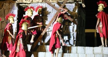 Espetáculo da Encenação da Paixão de Cristo emociona público em Itapema