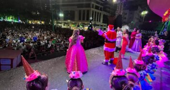 Espetáculo Quebra-Nozes e chegada do Papai Noel emociona público em Itapema