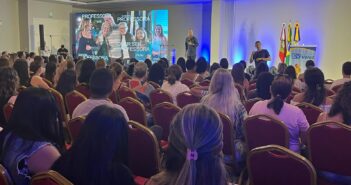 Abertura do Ano Letivo em Itapema reúne profissionais da Educação com palestra de Marcos Piangers