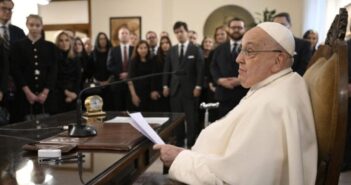 “Leve melhora”: Após diagnóstico de pneumonia dupla, Vaticano informa como está papa Francisco