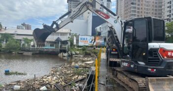 Defesa Civil e Secretaria de Obras de Itapema realizam limpeza da Ponte Balsa sobre o Rio Perequê