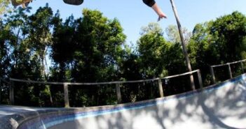 Agentes da Guarda Municipal de Itapema participaram da 2ª Etapa do Circuito Catarinense Mormaii de Jiu-Jitsu 2025, no último domingo (09), em Itapema. A competição, uma das mais importantes do estado, reuniu atletas de alto nível, e os guardas municipais representaram a cidade com excelência, garantindo duas medalhas. O GMI Alexandre Martins Piazera levou o ouro na categoria faixa azul, master 2, até 82,3kg, enquanto o GMI Peterson Cunha conquistou a medalha de prata na categoria faixa azul, master 1, até 76kg. Além de destacar o desempenho dos agentes, a participação reforça a importância do esporte na qualificação profissional e no preparo físico da equipe. O secretário de Segurança Pública Juarez Ferreira, celebrou os resultados: “Seguimos investindo no aprimoramento dos guardas municipais, incentivando atividades que contribuem para a disciplina e o desenvolvimento técnico. Parabéns aos nossos agentes por representarem Itapema com garra e dedicação”.