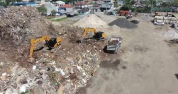 Limpeza pesada: Obras inicia retirada de entulhos acumulados no pátio