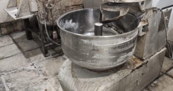 Vigilância Sanitária fecha fábrica clandestina de pães e gelo