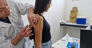 Vacinação contra a dengue inicia em Itapema para público de 10 a 16 anos