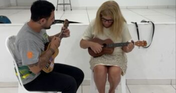 Ukulele anima as manhãs e tardes da Secretaria de Políticas à Pessoa Idosa na Meia Praia