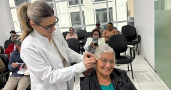 Entrega de aparelhos auditivos beneficia 71 pacientes pelo SUS em Itapema