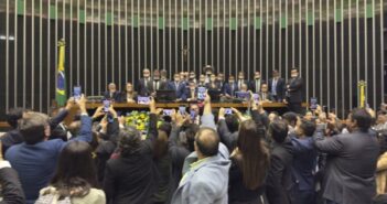 Esparadrapo e bate-boca: Parlamentares bolsonaristas buscam obstrução ao Congresso em pressão por anistia